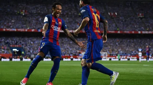 Leo festeja con Neymar un gol en Barcelona