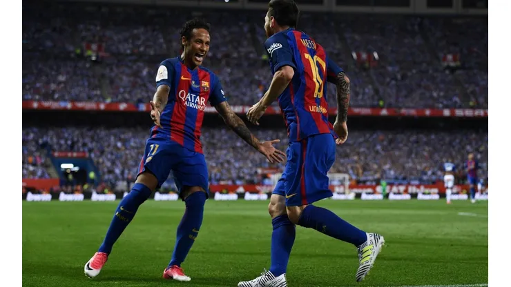 Leo festeja con Neymar un gol en Barcelona