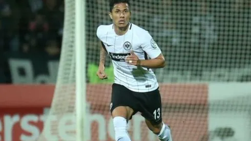 Eintracht Frankfurt adquirió a Carlos Salcedo de forma definitiva