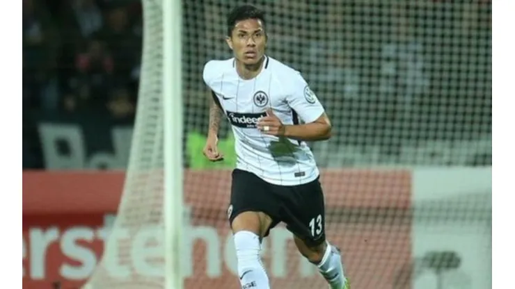 Eintracht Frankfurt adquirió a Carlos Salcedo de forma definitiva
