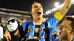 UN CAPITÁN FELIZ. Geromel recibió el cariño de sus compañeros.