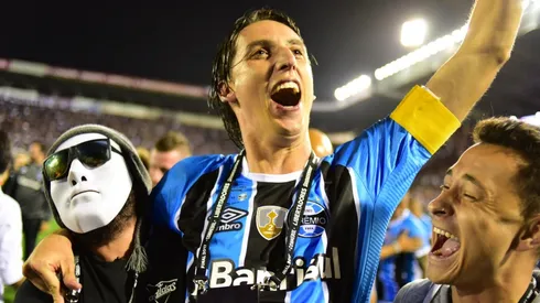 UN CAPITÁN FELIZ. Geromel recibió el cariño de sus compañeros.