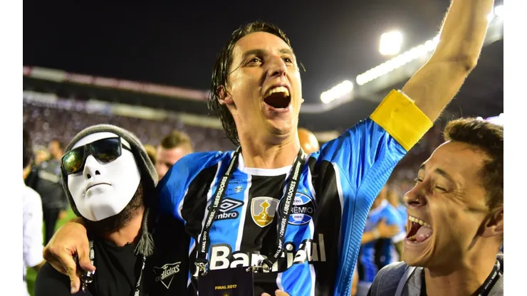 UN CAPITÁN FELIZ. Geromel recibió el cariño de sus compañeros.