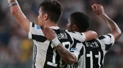 Paulo Dybala celebrando junto a Douglas Costa.