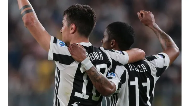 Paulo Dybala celebrando junto a Douglas Costa.