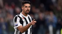 Sami Khedira celebra un tanto con la camiseta de Juventus.