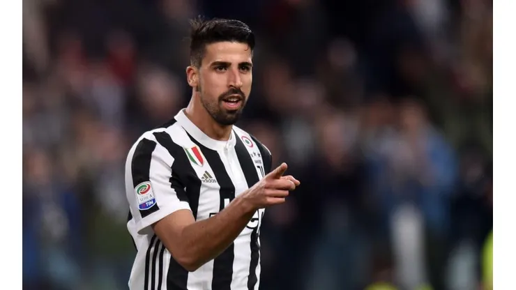 Sami Khedira celebra un tanto con la camiseta de Juventus.