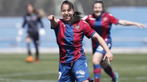 Charlyn Corral celebra un gol con el Levante.