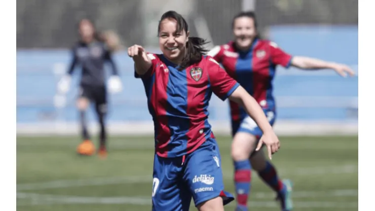 Charlyn Corral celebra un gol con el Levante.