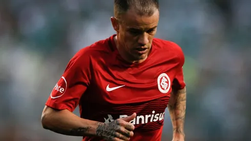 ENOJADO EL CABEZÓN. D'Alessandro se peleó en pleno campo de juego contra Luan (Foto: Getty).