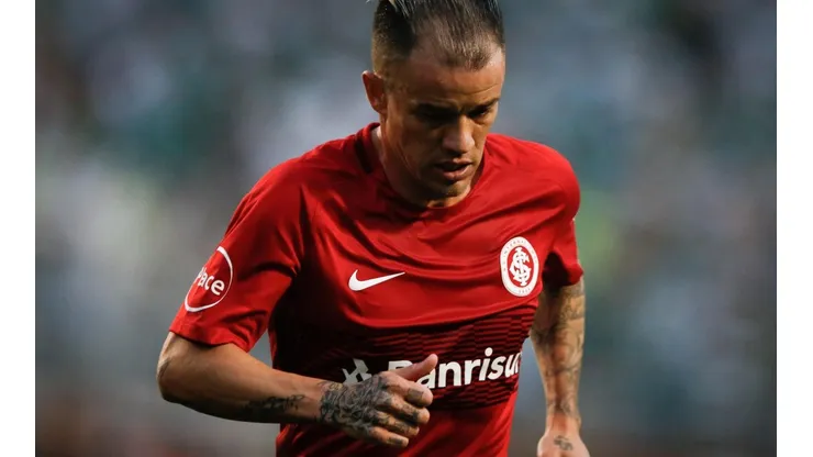 ENOJADO EL CABEZÓN. D'Alessandro se peleó en pleno campo de juego contra Luan (Foto: Getty).
