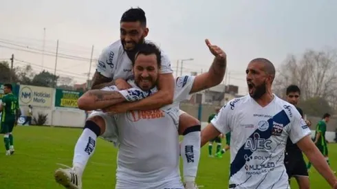 Cristian Fabbiani festejando un gol en Deportivo Merlo.