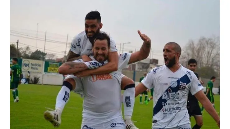 Cristian Fabbiani festejando un gol en Deportivo Merlo.