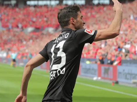 Alario eludió al arquero y definió cómo para el gol