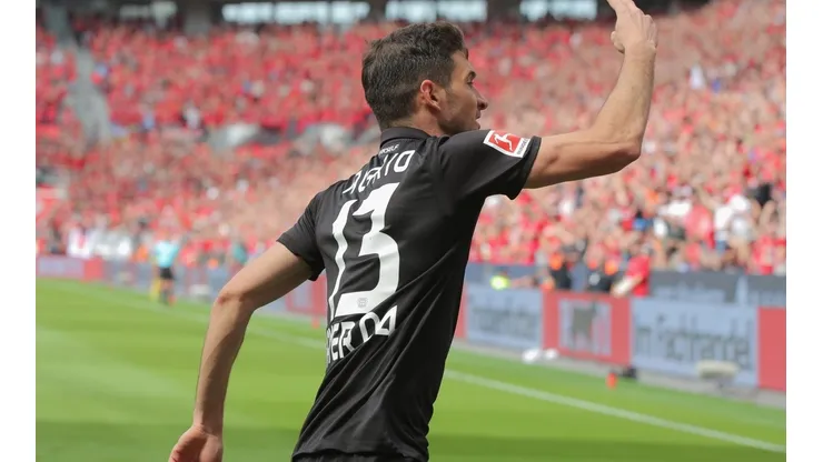 Foto de Lucas Alario celebrando el go