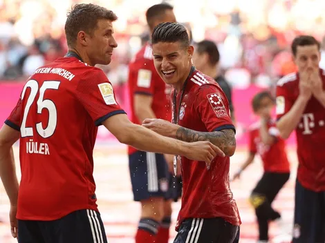 Las risas de James con un periodista por evitar que lo bañen con cerveza