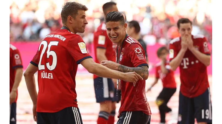 SONRISA CAFETERA. James Rodríguez junto a Thomas Müller en los festejos del Bayern Múnich (Foto: Getty).