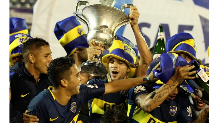 CAMPEÓN. Lisandro Magallán con el título de la Superliga en La Plata (Foto: Getty).