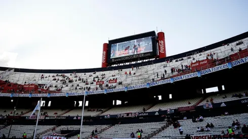 POCA GENTE. El Monumental sufrió el horario que dispuso la Superliga (Foto: Getty).