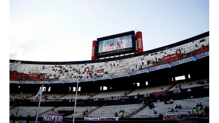 POCA GENTE. El Monumental sufrió el horario que dispuso la Superliga (Foto: Getty).