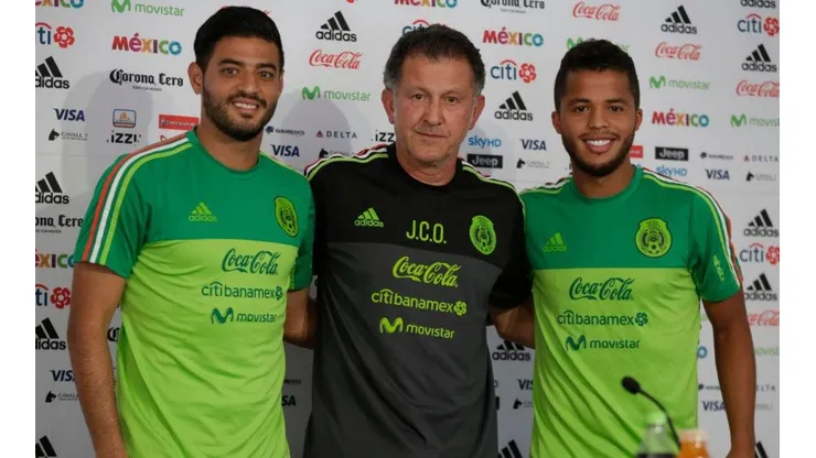 A los costados Carlos Vela y Giovani dos Santos
