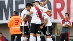 FESTEJA LA BANDA. Todo River celebra el 1-0 de Pinola ante Estudiantes de La Plata (Foto: Getty).