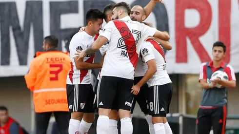 FESTEJA LA BANDA. Todo River celebra el 1-0 de Pinola ante Estudiantes de La Plata (Foto: Getty).