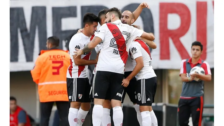 FESTEJA LA BANDA. Todo River celebra el 1-0 de Pinola ante Estudiantes de La Plata (Foto: Getty).