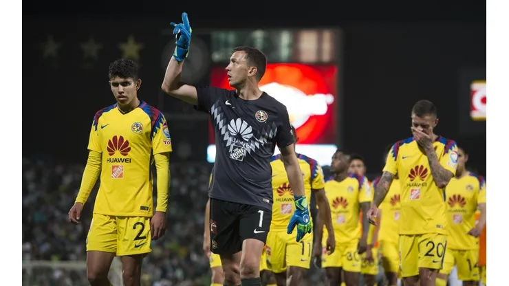 Foto de Agustín Marchesín saliendo ayer del estadio