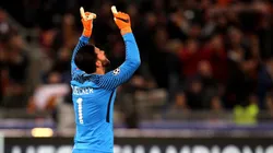 ARQUERAZO. Alisson es uno de los mejores del mundo, pero el arco del Madrid está bien protegido por Navas.