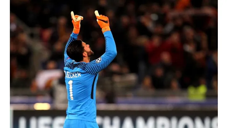 ARQUERAZO. Alisson es uno de los mejores del mundo, pero el arco del Madrid está bien protegido por Navas.