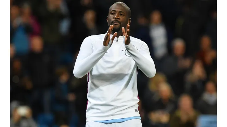 APLAUSOS DE ADIÓS. Touré Yaya en su último partido en el Etihad Stadium con Manchester City (Foto: Getty).