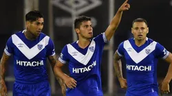 ALLÁ AL ÁNGULO. Robertone es una de las figuras del Vélez de Gabriel Heinze.