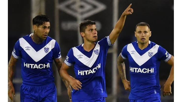 ALLÁ AL ÁNGULO. Robertone es una de las figuras del Vélez de Gabriel Heinze.