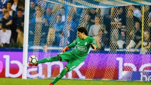Aficionados arrojan cerveza a Memo Ochoa y el Lieja les agradece