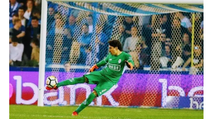 Aficionados arrojan cerveza a Memo Ochoa y el Lieja les agradece