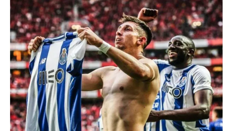 Héctor Herrera antepone el escudo a su nombre