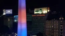 DE AZUL Y ORO. El Obelisco teñido con los colores de Boca tras la consagración de la Superliga.