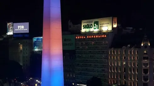 DE AZUL Y ORO. El Obelisco teñido con los colores de Boca tras la consagración de la Superliga.