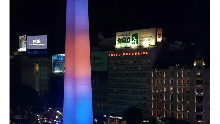 DE AZUL Y ORO. El Obelisco teñido con los colores de Boca tras la consagración de la Superliga.