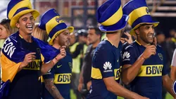 VESTIDOS DE CAMPEONES. Los jugadores de Boca con los gorros xeneizes tras ganar el título (Foto: Getty).