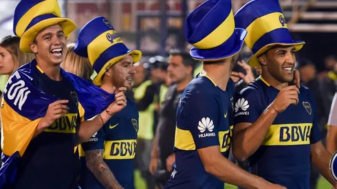 VESTIDOS DE CAMPEONES. Los jugadores de Boca con los gorros xeneizes tras ganar el título (Foto: Getty).
