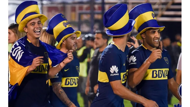 VESTIDOS DE CAMPEONES. Los jugadores de Boca con los gorros xeneizes tras ganar el título (Foto: Getty).