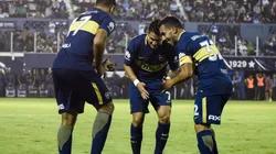 BAILA, CARLITOS. Tevez celebra junto a Wanchope Ábila, el goleador de Boca en La Plata (Foto: Getty).
