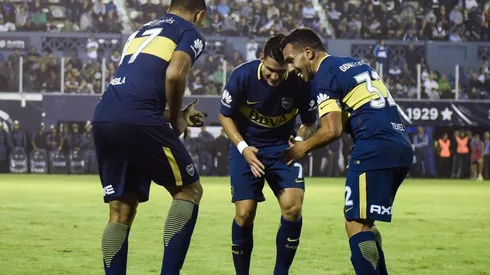BAILA, CARLITOS. Tevez celebra junto a Wanchope Ábila, el goleador de Boca en La Plata (Foto: Getty).