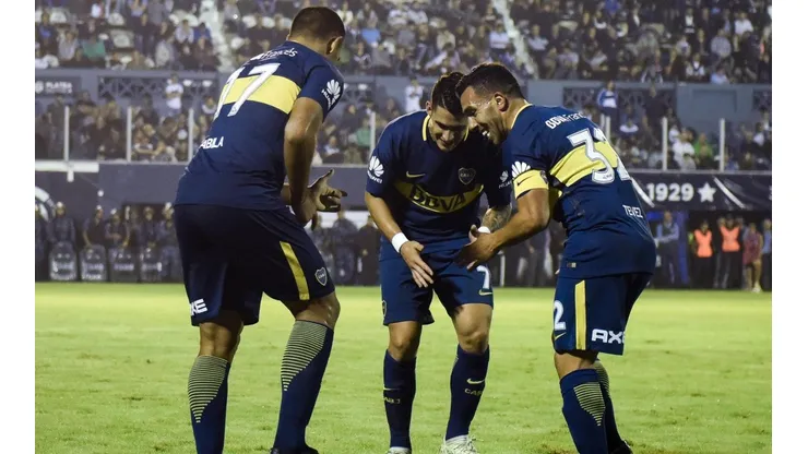 BAILA, CARLITOS. Tevez celebra junto a Wanchope Ábila, el goleador de Boca en La Plata (Foto: Getty).