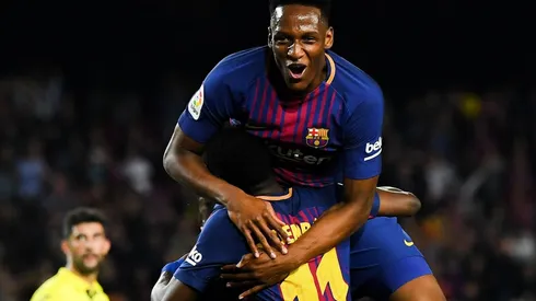 FELIZ DE JUGAR. Yerry Mina abraza a Dembélé tras su gol ante Villarreal (Foto: Getty).