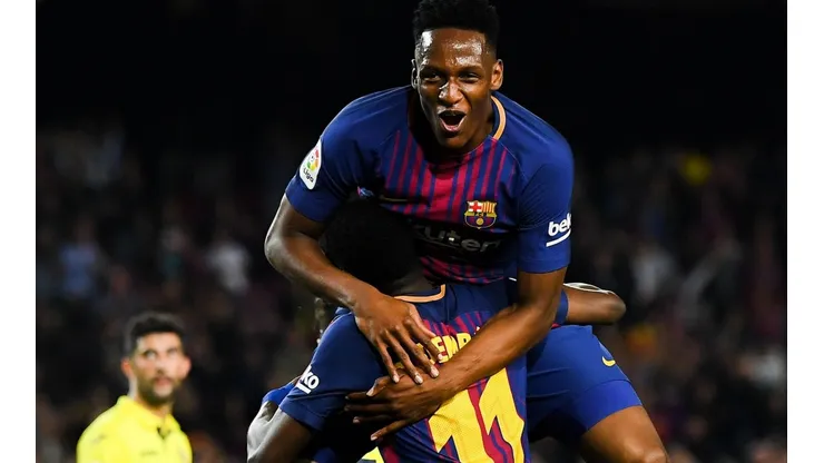 FELIZ DE JUGAR. Yerry Mina abraza a Dembélé tras su gol ante Villarreal (Foto: Getty).