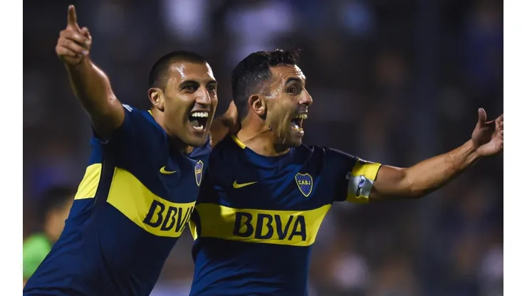 FESTEJA EL XENEIZE. La felicidad de los jugadores de Boca tras el gol de Pablo Pérez (Foto: Getty).