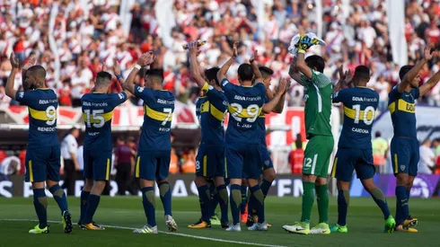 SALUDA AL MONUMENTAL. El saludo formal de Boca en la cancha de River en el Superclásico (Foto: Getty).